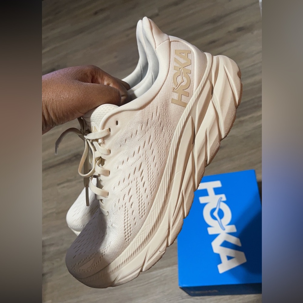 Hoka Clifton 8 shifting sand/eggnog